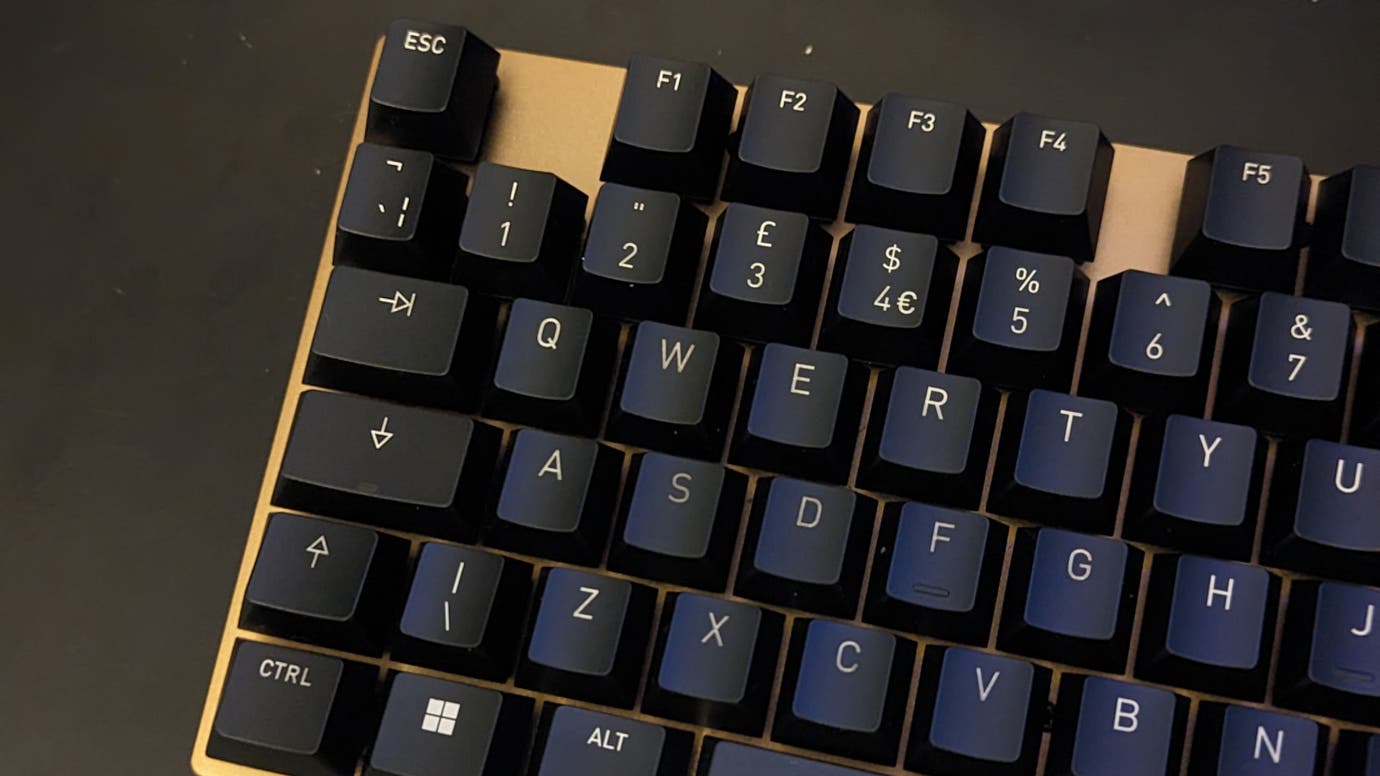 Cherry kc 200 mx πληκτρολόγιο με πλήκτρο 's' με γράμματα που φαίνονται ελαφρώς πιο σκούρα από αυτά σε άλλα πλήκτρα